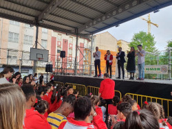 Centros de toda la regi&oacute;n participan en la actividad `Baila con el Mayer`
