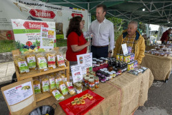 Cientos de visitantes acuden al Mercado Agroalimentario de Primavera de Villaescusa