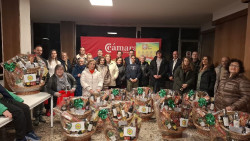 Comerciantes y empresarios de Torrelavega entregan las 12 cestas sorteadas en la campa&ntilde;a `Navidades COMVEGA`