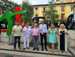 Cuatro asociaciones de comerciantes de Torrelavega regalar&aacute;n 12.000 pulseras de La Patrona