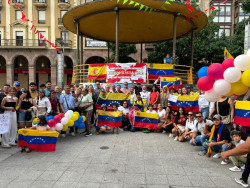 Decenas de personas se concentran en Torrelavega por `Una Venezuela libre`