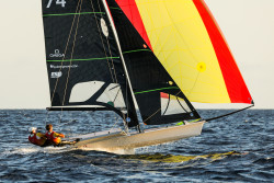 Diego Bot&iacute;n y Florian Trittel recuperan el liderato del Mundial de 49er