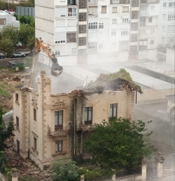El alcalde de Laredo, Miguel Gonzalez, autoriza el derribo de Villa Mercedes de Laredo, una casona monta&ntilde;esa del siglo XX
