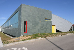 El alcalde de Noja, Miguel &Aacute;ngel Ru&iacute;z visita Playa Dorada que  acoger&aacute; un espacio gratuito para actividades deportivas de recuperaci&oacute;n sanitaria