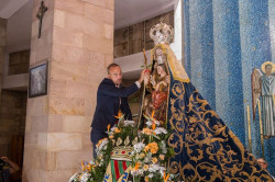 El alcalde de Torrelavega cumple la tradici&oacute;n y entrega su bast&oacute;n de mando a la Virgen Grande