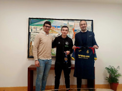 El alcalde de  Torrelavega recibe a Nacho Torrescusa, bronce en el Mundial de Balonmano con Espa&ntilde;a