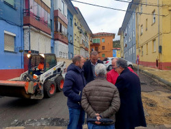 El alcalde Lopez Estrada de Torrelavega visita las obras de asfaltado ejecutado el 70% del plan de asfaltado, que prev&eacute; finalizar en febrero