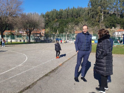 El alcalde L&oacute;pez Estrada satisfecho del inicio de las obras de la cubierta de la pista del colegio Matilde de la Torre, en Ganzo (Torrelavega)