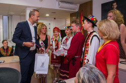 El Ayuntamiento de Torrelavega recibe a los grupos participantes en el Festival Internacional de Folclore