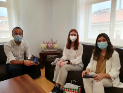 El Ayuntamiento de Torrelavega recibe a una alumna de La Paz que ha sacado la segunda mejor nota de la EBAU