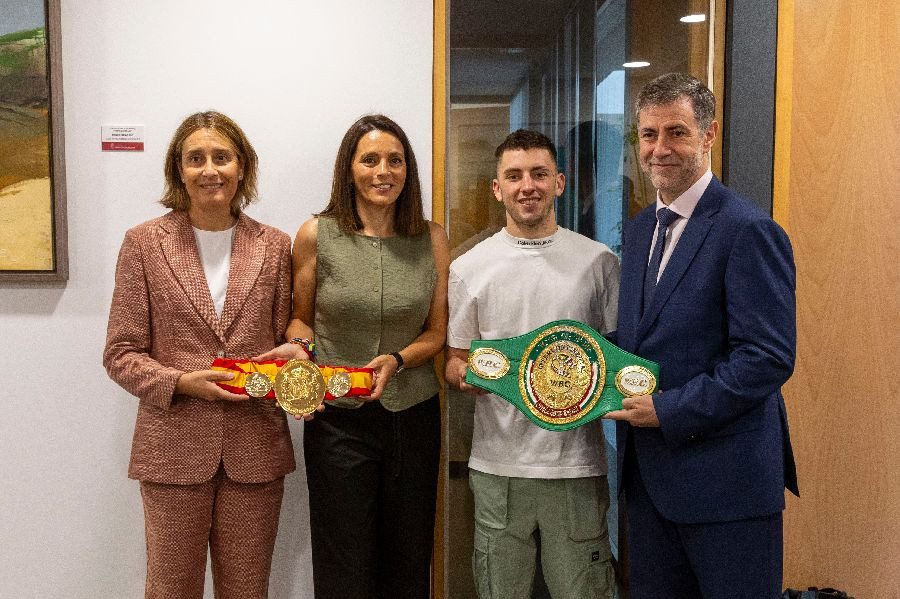 El consejero de Deporte, Luis Mart&iacute;nez Abad. recibe a Bruno Macho, reciente campe&oacute;n de Espa&ntilde;a en peso gallo