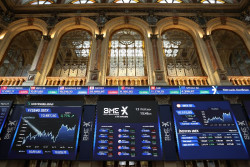 El Ibex 35 apunta a nuevos m&aacute;ximos tras subir un 2,4% en la media sesi&oacute;n, por encima de 18.700 puntos