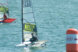 El neozeland&eacute;s Josh Junior se hizo con el Oro en la clase Finn, siendo el &uacute;nico de los participantes que ha firmado cuatro primeros; el espa&ntilde;ol Joan Cardona termin&oacute; cuarto