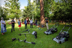 El parque Manuel Barqu&iacute;n de Torrelavega acoge una demostraci&oacute;n de maquinaria de jardiner&iacute;a