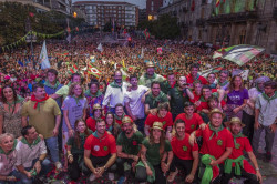 El preg&oacute;n de los pe&ntilde;istas re&uacute;ne a miles de personas en la inauguraci&oacute;n de las fiestas de La Patrona de Torrelavega