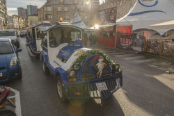 El tren El Grillo de la Navidad comienza a recorrer las fiestas de Torrelavega