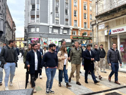  Feij&oacute;o recorre Torrelavega con los candidatos m&aacute;s j&oacute;venes del PP: "Los que representan el futuro ganan elecciones"