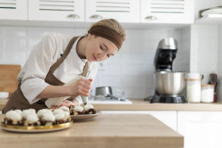 La ADL de Torrelavega forma a 18 mujeres en `panader&iacute;a y reposter&iacute;a sostenible`