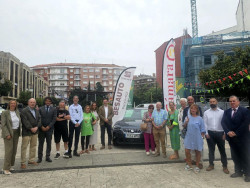La campa&ntilde;a `Comprar en Torrelavega va sobre ruedas` entrega un coche a la ganadora del sorteo
