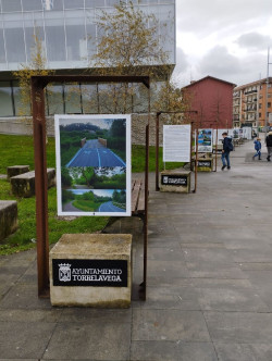 La exposici&oacute;n itinerante `Europa en Torrelavega` llega al exterior del Centro de Adultos Caligrama