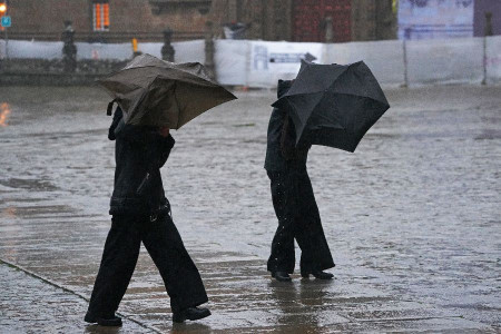 La lluvia, la nieve y las olas pondr&aacute;n ma&ntilde;ana en aviso a once CCAA, con nieves en monta&ntilde;as del sudeste desde 1.100 m