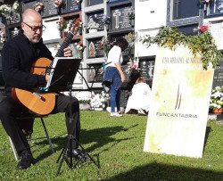 La m&uacute;sica recuerda a los fallecidos en los cementerios de Torrelavega