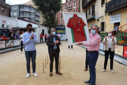 La Pe&ntilde;a Bol&iacute;stica de Torrelavega homenajea a los sanitarios por su labor durante la pandemia