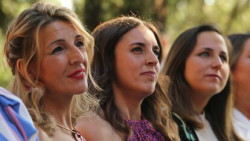 La podemita Irene Montero da "portazo" a la gallega y comunista Yolanda D&iacute;az.   Carlos Magdalena