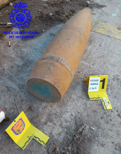 La Polic&iacute;a retira un proyectil de artiller&iacute;a en Santander y diversa munici&oacute;n en Torrelavega