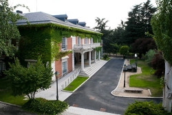 LAS CARTAS EST&Aacute;N REPARTIDAS PARA  &laquo;UN GOBIERNO DE FAROL&raquo;  Por Juan Goti Orde&ntilde;ana  Catedr&aacute;tico  de la Universidad de Valladolid