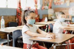  Las enfermeras escolares rechazan la propuesta de los pediatras de eliminar las mascarillas en los colegios