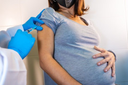  Las mujeres embarazadas que reciben la vacuna pasan la protecci&oacute;n a sus reci&eacute;n nacidos