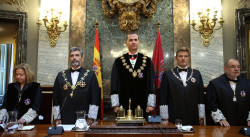 Lesmes dijo que la justicia no est&aacute; politizada y todos sonrieron con respeto 