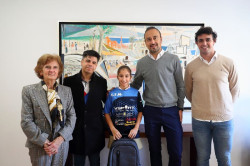 L&oacute;pez Estrada felicita a la jugadora de la ETM Elo&iacute;sa Barreda por sus &eacute;xitos con la selecci&oacute;n espa&ntilde;ola U1