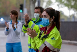  Los aplausos colectivos desde los balcones se resisten a desaparecer pese a la desescalada
