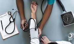 Los s&iacute;ntomas de hipertensi&oacute;n en las mujeres a menudo se confunden con la menopausia, advierten los cardi&oacute;logos