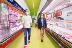  Mart&iacute;n visita acompa&ntilde;ado por el alcalde Estrada el comercio  de Torrelavega apoyando los dif&iacute;ciles momentos de estos comerciantes  