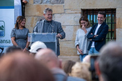 Miles de personas se citan en la Feria de la Alubia de Casar de Periedo que nombra a Jorge Sanz `Alubiero Mayor`