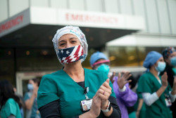 Nueva York confirma 226 fallecidos por coronavirus y un nuevo descenso de hospitalizaciones