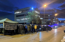 Ocho furgones policiales custodian Aspla en el tercer d&iacute;a de huelga, que transcurre con tranquilidad