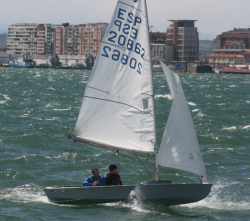 Otro a&ntilde;o m&aacute;s, y van 12 seguidos, el Snipe Chiqui IV inscribe su nombre en la peana del trofeo m&aacute;s antiguo de la Vela espa&ntilde;ola, la Copa Gallo