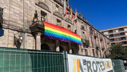 PP de Torrelavega dice que PRC-PSOE est&aacute; "solo a gestos" tras colocar la bandera LGTBI en el "fr&aacute;gil" Palacio Municipal