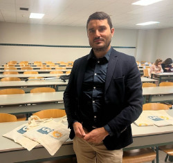 Profesor de Lat&iacute;n defiende en Torrelavega la vigencia de una lengua "que aporta bagaje cultural"