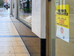 Salvar Torrelavega reparte 1.500 carteles contra la "mala" Zona de Bajas Emisiones que plantea el Ayuntamiento