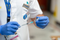 Sanidad y CCAA abren la vacunaci&oacute;n con la cuarta dosis a menores de 60 a&ntilde;os que lo soliciten
