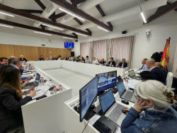 Todos los grupos de Torrelavega, salvo Vox, aprueban una moci&oacute;n de apoyo a los trabajadores de Solvay