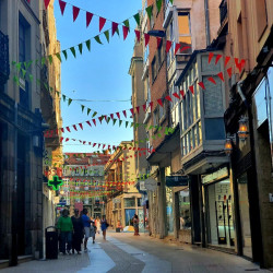 Torrelavega abre el plazo para que los comercios sooliciten la instalaci&oacute;n de banderines durante La Patrona