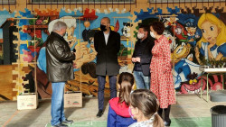 Torrelavega comienza el reparto de plantas de tomate entre sus centros educativos
