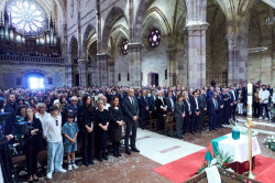 Torrelavega da su &uacute;ltimo adi&oacute;s  a su alcalde, Javier Marcano a los sones de la canci&oacute;n `Viento del Norte` 