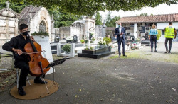 Torrelavega recuerda a los fallecidos con m&uacute;sica en los cementerios por Todos los Santos